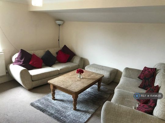 4 bedroom flat to rent - Photo 1