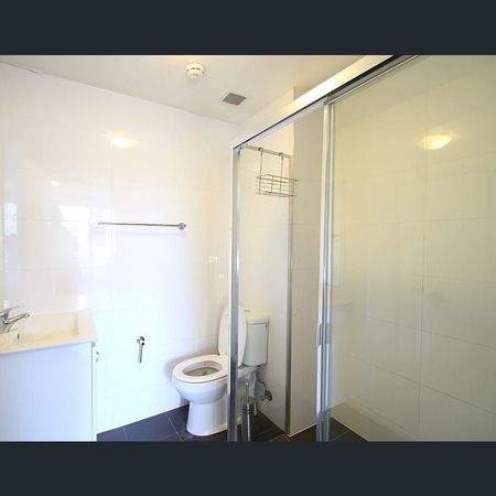 Modern Studio with Balcony & Air-Con in Vibrant Redfern - Photo 4