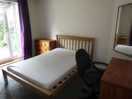 Bedroom Detached House In Winton, BH9 - Photo 4