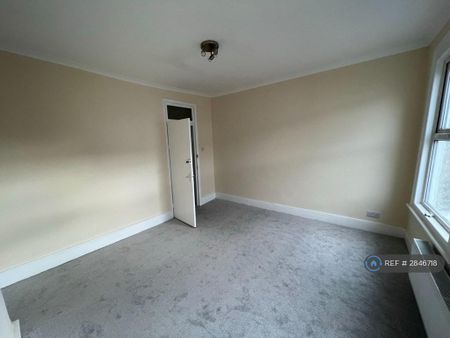 4 bedroom semi-detached house to rent - Photo 2