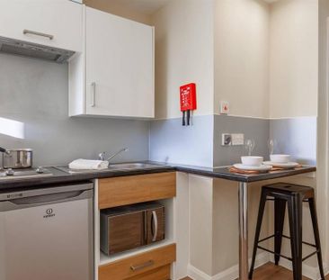 1 bedroom in a flat share to rent - Photo 6