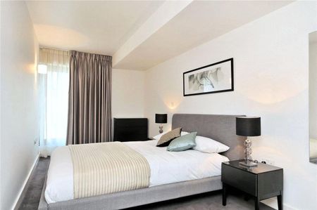 Contemporary two‑bedroom apartment with generous proportions in a modern Chelsea development for let in SW10. - Photo 4