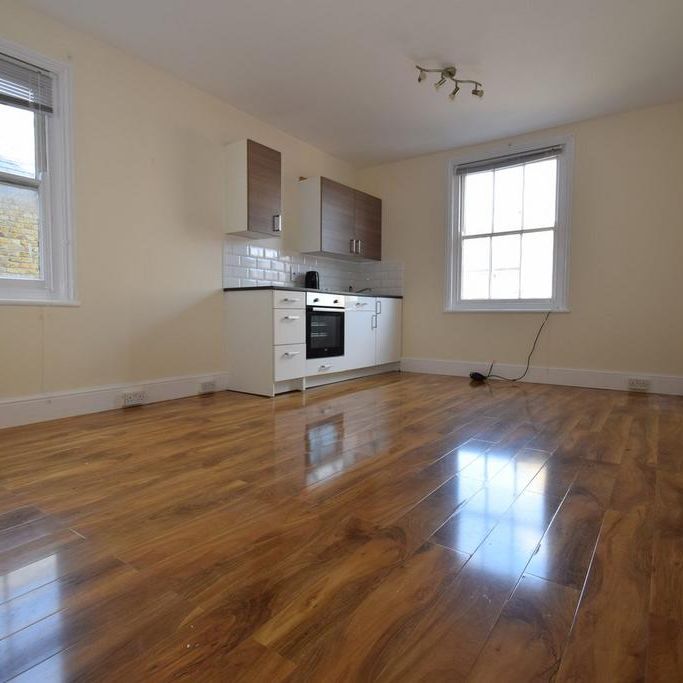 Studio to rent - Photo 1