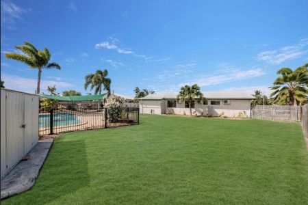 Tropical Oasis in Prime location! - Photo 3