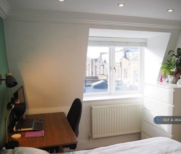 2 bedroom penthouse to rent - Photo 3