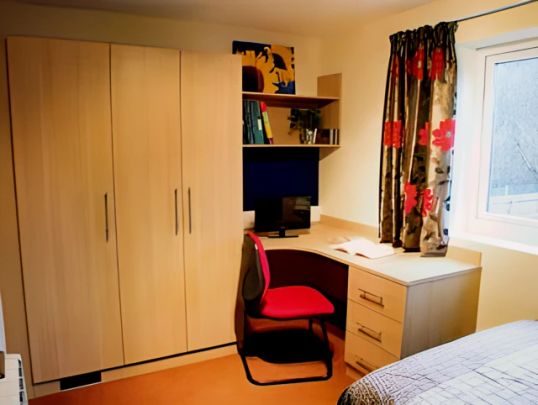 8 Bed House – Deluxe - Photo 1