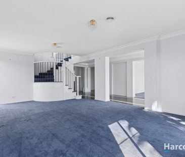 Spacious Family Living with Room for Everyone - Photo 3