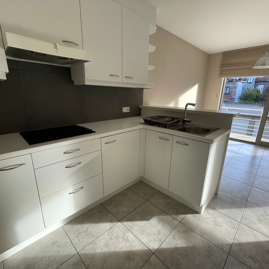 ruim instapklaar twee slaapkamer appartement met groot zongericht terras & gelijkvloerse garage - Photo 1