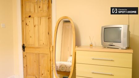 Cozy room in 2-bedroom houseshare in Crumlin, Dublin - Photo 5