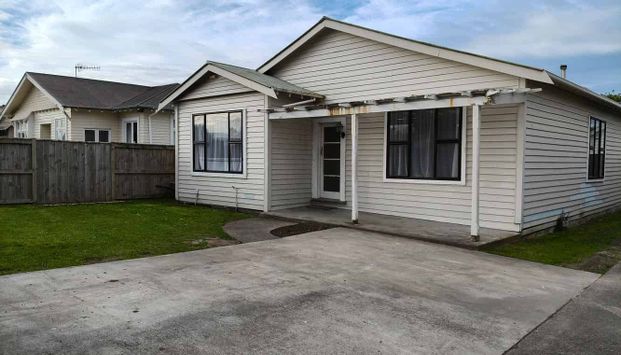 Easy care 4BR Home in Takaro! - Photo 1