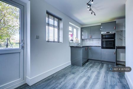4 bedroom terraced house to rent - Photo 4