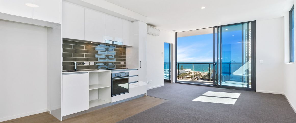 2X2 APARTMENT OVERLOOKING SCARBOROUGH BEACH! - Photo 1