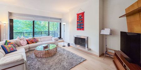 Appartement te huur in Ukkel voor € 2.500 met 3 slaapkamers - Photo 2