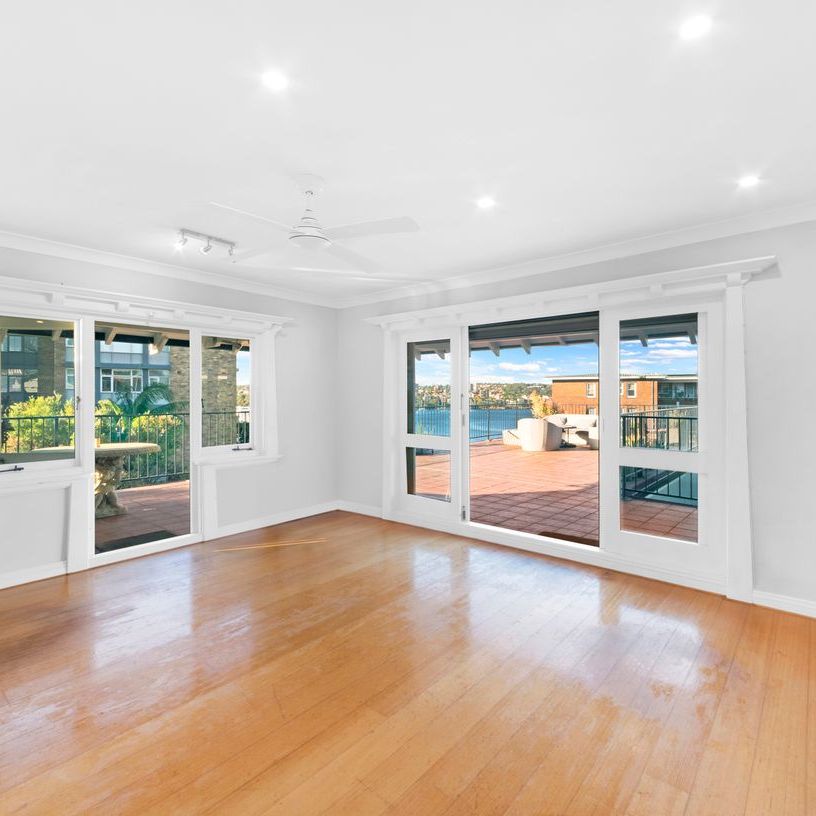 Penthouse Apartment in Prime Location - Photo 1