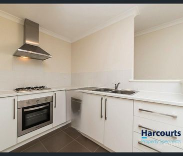 Modern Comfort and Convenience in the Heart of Queens Park - Photo 5