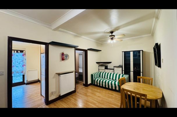 2 Bed Flat, Buntingbridge Road, IG2 - Photo 1