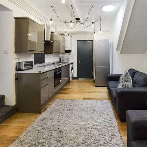 Spacious 5-Bed Hidden Gem in Central Hove Room 2 - Photo 1