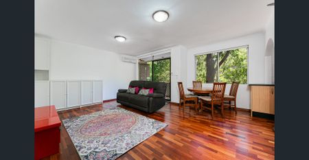 Renovated full-brick unit within quiet cul-de-sac location - Photo 2