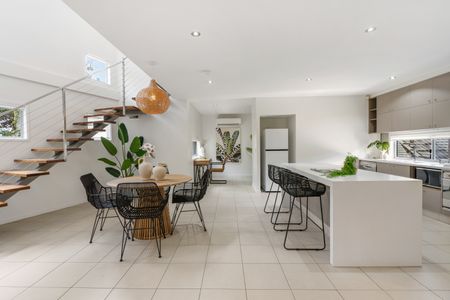 1/27 Chairlift Avenue, Mermaid Beach QLD 4218 - Villa For Rent - $1,450 | Domain - Photo 4