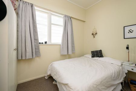 3 Bedroom, Newtown - Photo 4