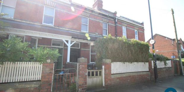 Ocean present this room in a shared house, offered furnished with access to a large garden. Virtual Viewings are available. - Photo 1