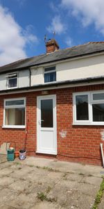 OX Living is proud to present this high-quality 5-bedroom co-living property, perfect for working professionals. Room 2 - Photo 4