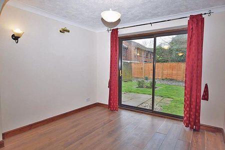 4 bedroom detached house to rent - Photo 2