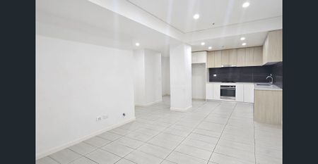 Spacious Two Bedroom Apartment With Oversized Private Courtyard - Photo 4