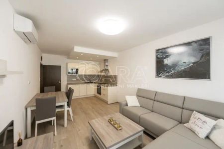 Světlý a vybavený byt 2+kk s balkonem a velkým garážovým stáním - Fotografie 2