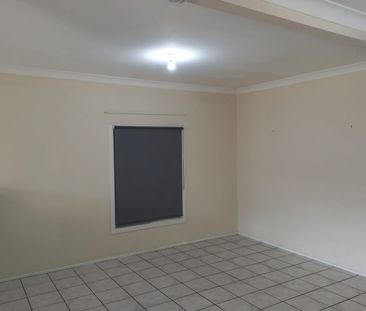 Cozy Three Bedroom Home - Photo 4