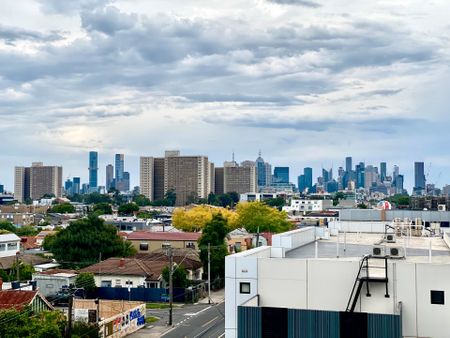 Two Large Bedroom Apartment with City Views - Photo 3