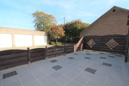 MOOI GELIJKVLOERS APPARTEMENT MET GROOT TERRAS + GARAGE - Photo 4