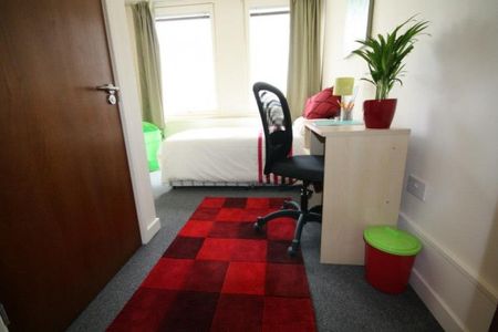 NEW STUDENT HALLS TO LET IN BRADFORD From £55PW all inclusive - Photo 2