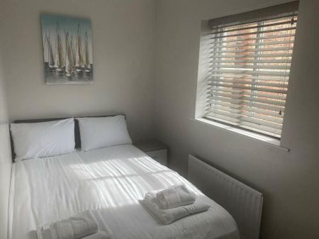 4 bedroom end of terrace house to rent - Photo 3