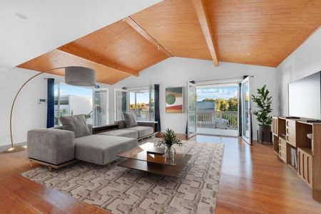 Grand Water Front Residence - Long lease on offer - Photo 2