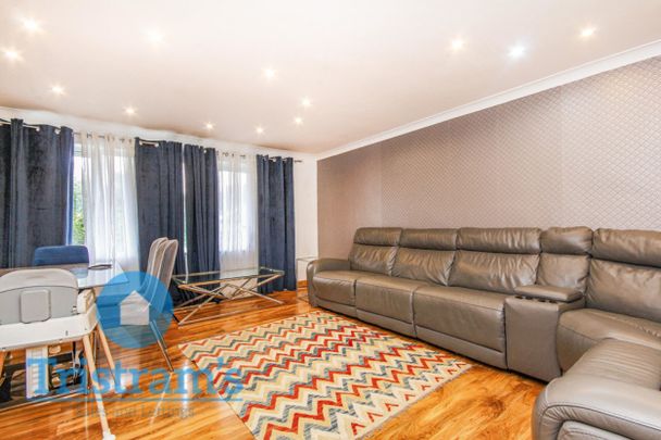 3 bed Flat for Rent - Photo 1