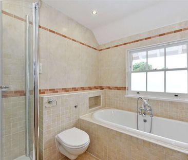 A lovely family home in the sought after village of Binfield Heath ... - Photo 5