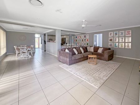 IMMACULATELY PRESENTED FULLY FURNISHED 4 BEDROOM HOME - IDEAL FOR NDIS SETUP - Photo 2