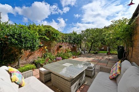 5 bedroom semi-detached house to rent - Photo 4