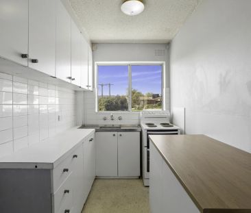 2 bedroom unit with own lock up garage - Photo 6