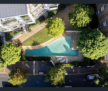 Stylish, Light-Filled Apartment with High Ceilings & Flexible Living - Photo 2