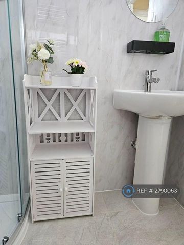 1 bedroom in a house share to rent - Photo 2