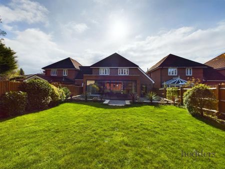 4 bedroom detached house to rent - Photo 3