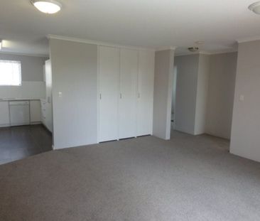 2 Bedroom Unit - Walk to Greenslopes Busway & Private Hospital - Photo 2