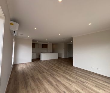 Modern 3-Bedroom Family Home with 2 Bathrooms and Garage - Photo 3