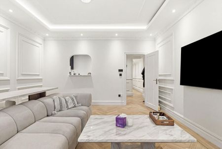 SHORT LET. Elegant apartment with a private patio in prestigious Cornwall Gardens. - Photo 3