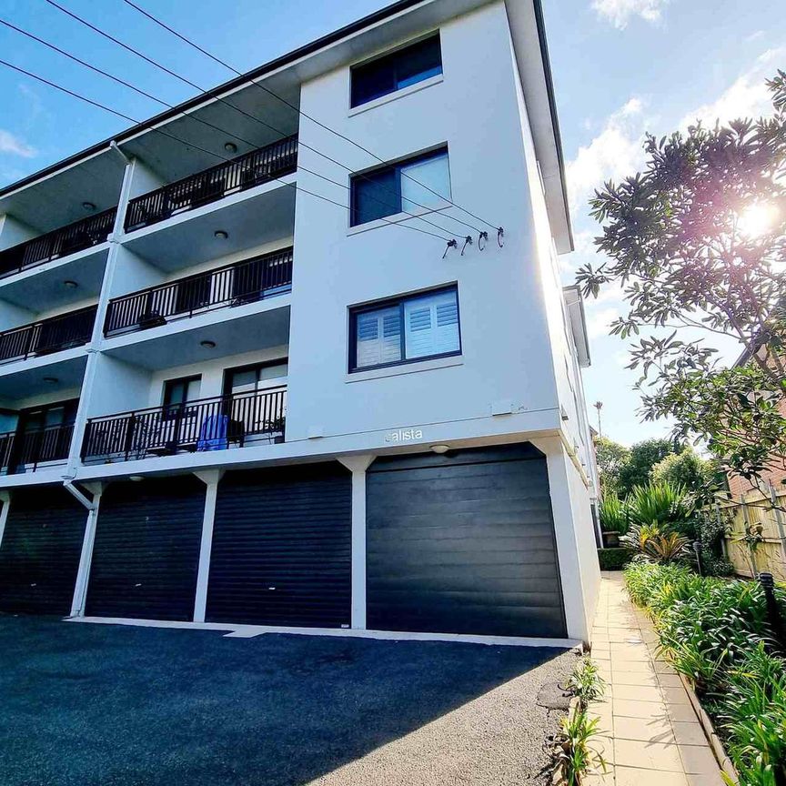 BRIGHT APARTMENT IN ULTRA CONVENIENT LOCATION - Photo 1