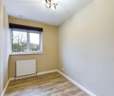 Clayton Road, Farnborough, Hampshire, GU14 - Photo 5