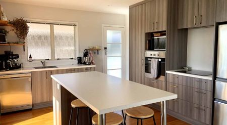 Immaculate fully furnished modernised 2 bedroom townhouse in prime location! - Photo 2