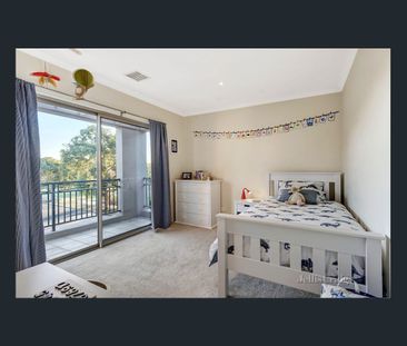 Walking to the Train Station and shops! 4 Bedrooms Spacious ! - Photo 5